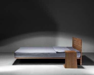 orig. NOBBY jednoduchý design postele s plovoucím vzhledem je nadčasově aktuální a moderní